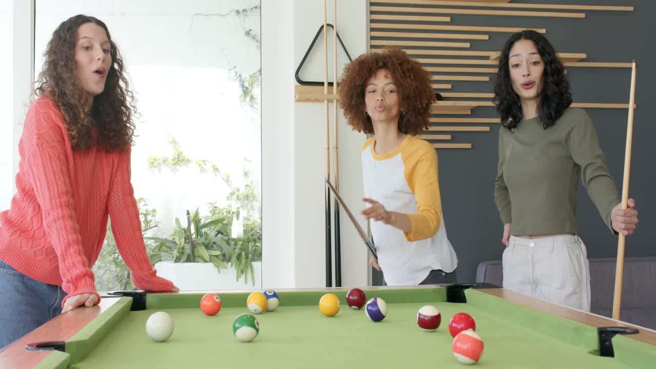 Ballen spotten, diverse vrouwelijke vrienden richten een schot op een pooltafel, raken de bal en vieren het