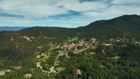 Vista-Aérea-Acercándose-A-La-Ciudad-Mineral-Del-Chico,-En-La-Soleada-Hidalgo,-México