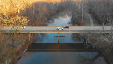 Puente-Sobre-El-Río-En-El-Este-De-Estados-Unidos