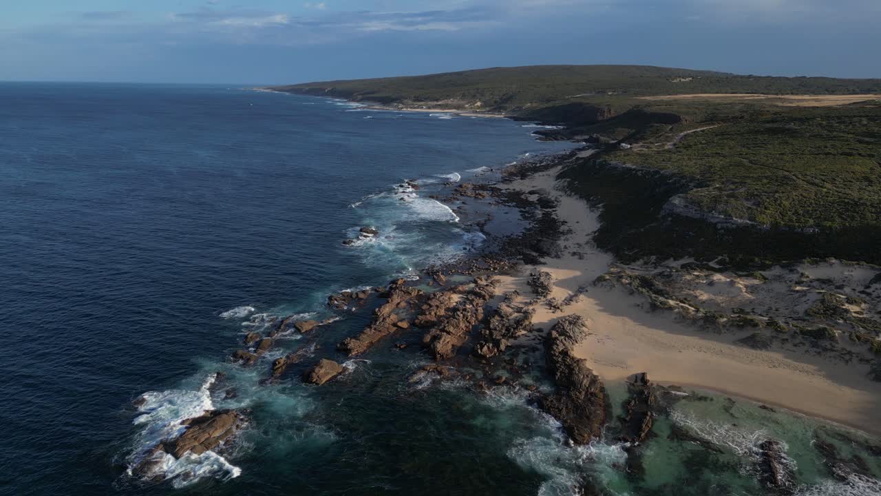 Costa e spiaggia di Margaret River, Australia Occidentale. Ripresa aerea in avanti e al rallentatore