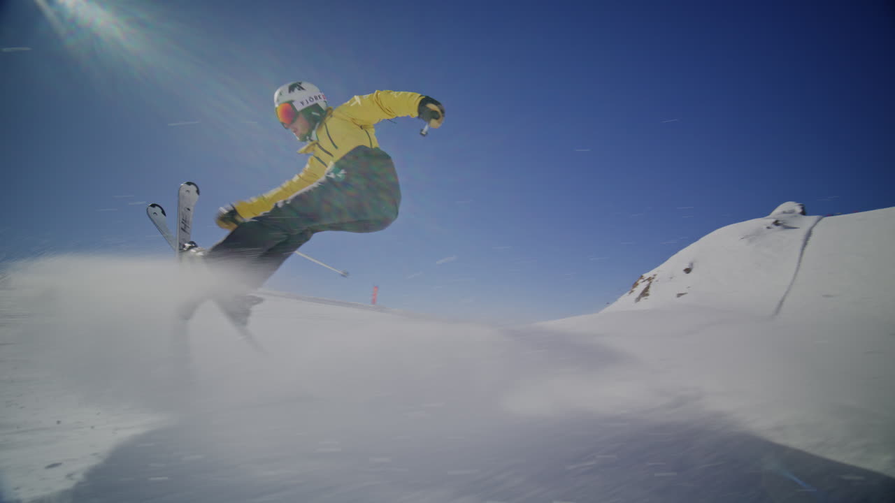 Sci alpino di alta performance in carving su piste battute a Verbier Bruson e nella Val de Bagnes, filmato con drone e follow cam in una giornata invernale serena e soleggiata, che mostra uno sci veloce, dinamico e divertente