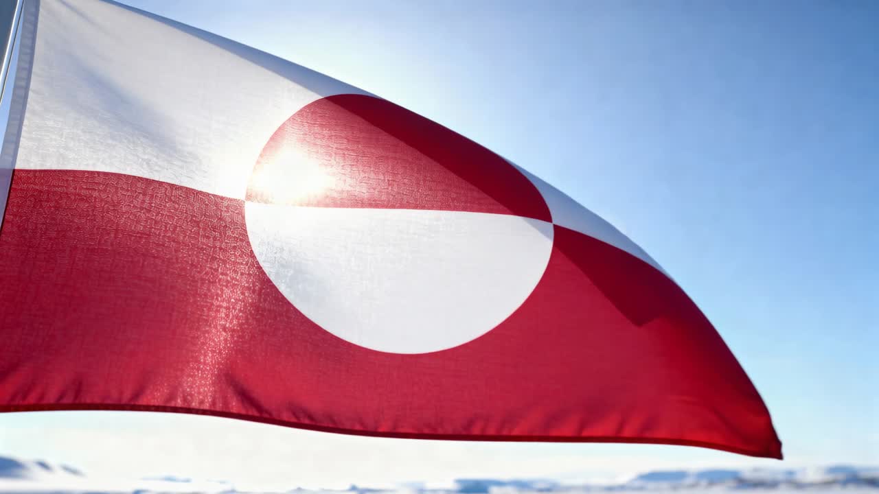 Fladdrande rödvit flagga som böljar över snöig slätt i stark vind, visar emblem och spiralfot