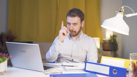 Hombre-Trabajador-De-Oficina-En-Casa-Mirando-La-Cámara-Con-Una-Severa-Advertencia-Enojada.