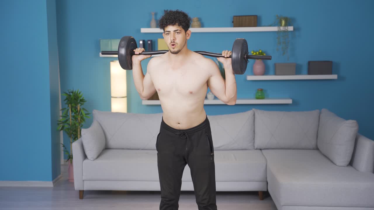 바벨, 팔 근육, 근육 몸으로 운동하는 운동적인 젊은 남자.