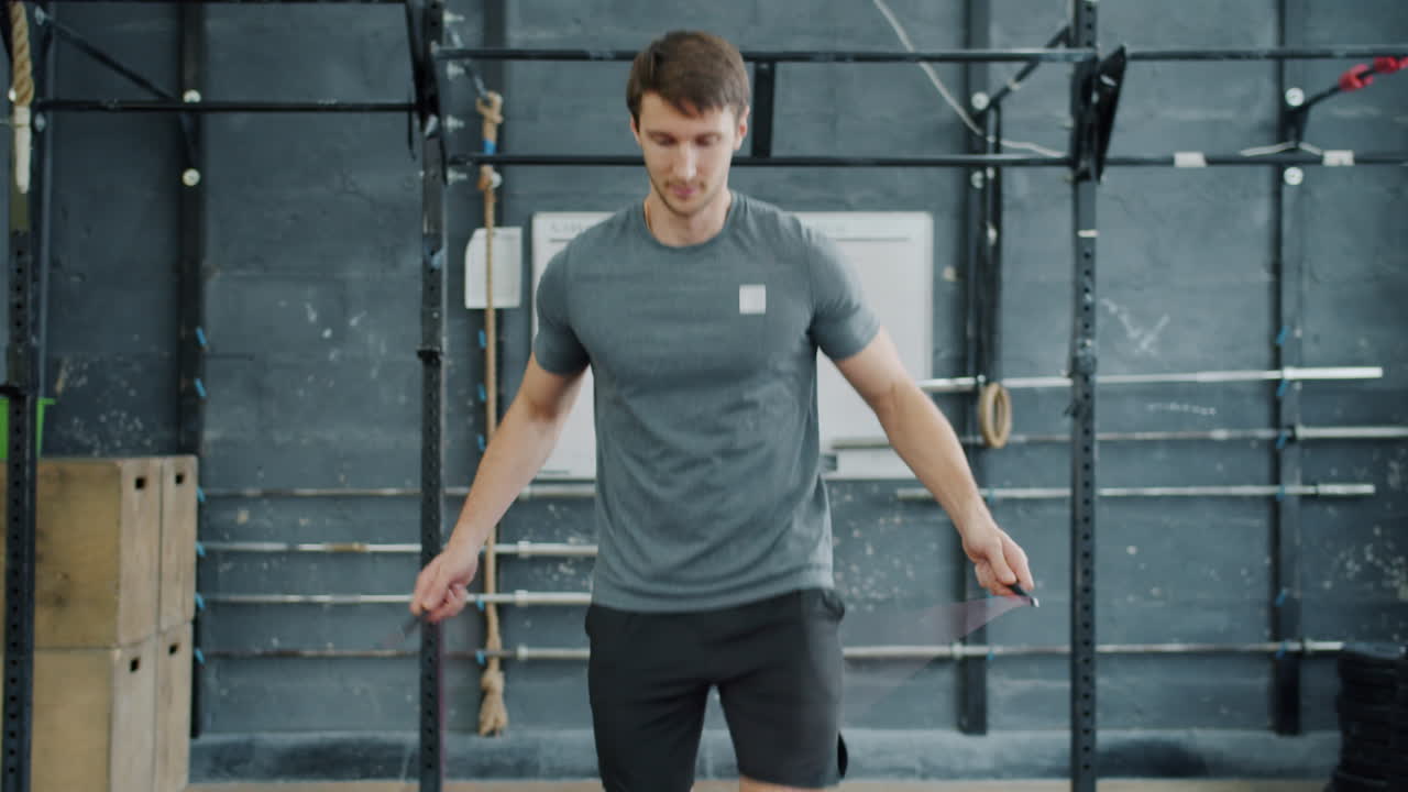 체육관 에서 로프 를 뛰어넘는 남자