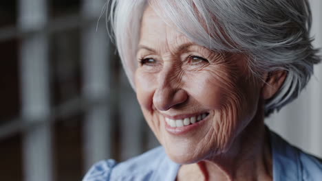 retrato de una mujer mayor sonriente