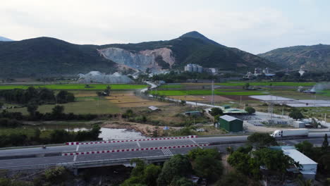vista de la carretera asfaltada cerca de phan rang en la provincia de ninh thuan, vietnam