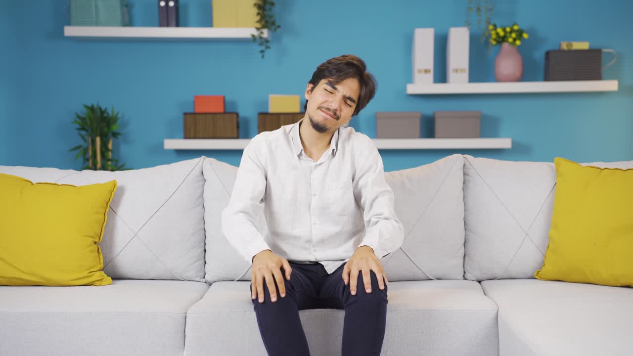 el hombre está sufriendo de dolor en las articulaciones.