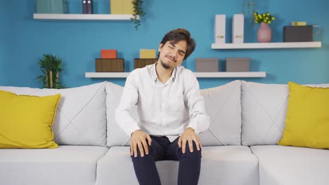 그 남자는 관절 통증을  ⁇ 고 있습니다.