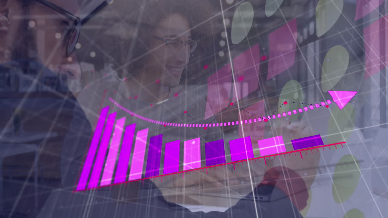 animación de flecha en el gráfico de caída sobre compañeros de trabajo caucásicos discutiendo estrategia en notas adhesivas