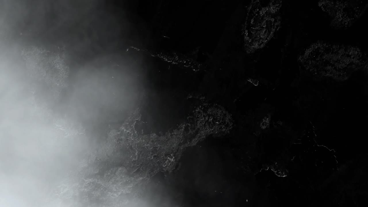 밤하늘에서 회색 구름과  번개가 반이는 애니메이션