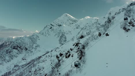 Remonte-En-Cable-Que-Asciende-Por-Montañas-Nevadas