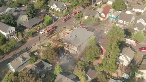 Toma-Aérea-Panorámica-De-Los-Bomberos-Que-Rodean-Un-Edificio-En-Llamas.