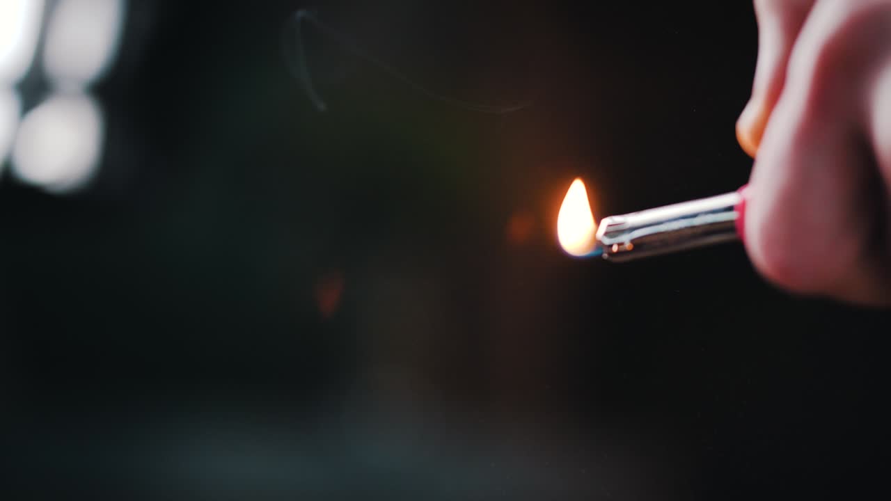 primer plano de un chef realizando un truco