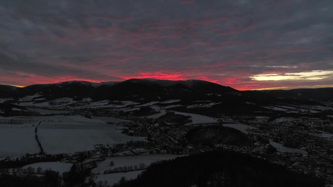 Den flammende røde solnedgang bag Jesenik-bjergene i Tjekkiet - vidvinkel