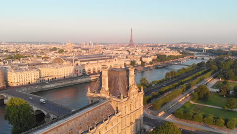 Vista-Aérea-Al-Río-Sena-Con-La-Torre-Eiffel-De-Fondo-Al-Amanecer,-París,-Francia