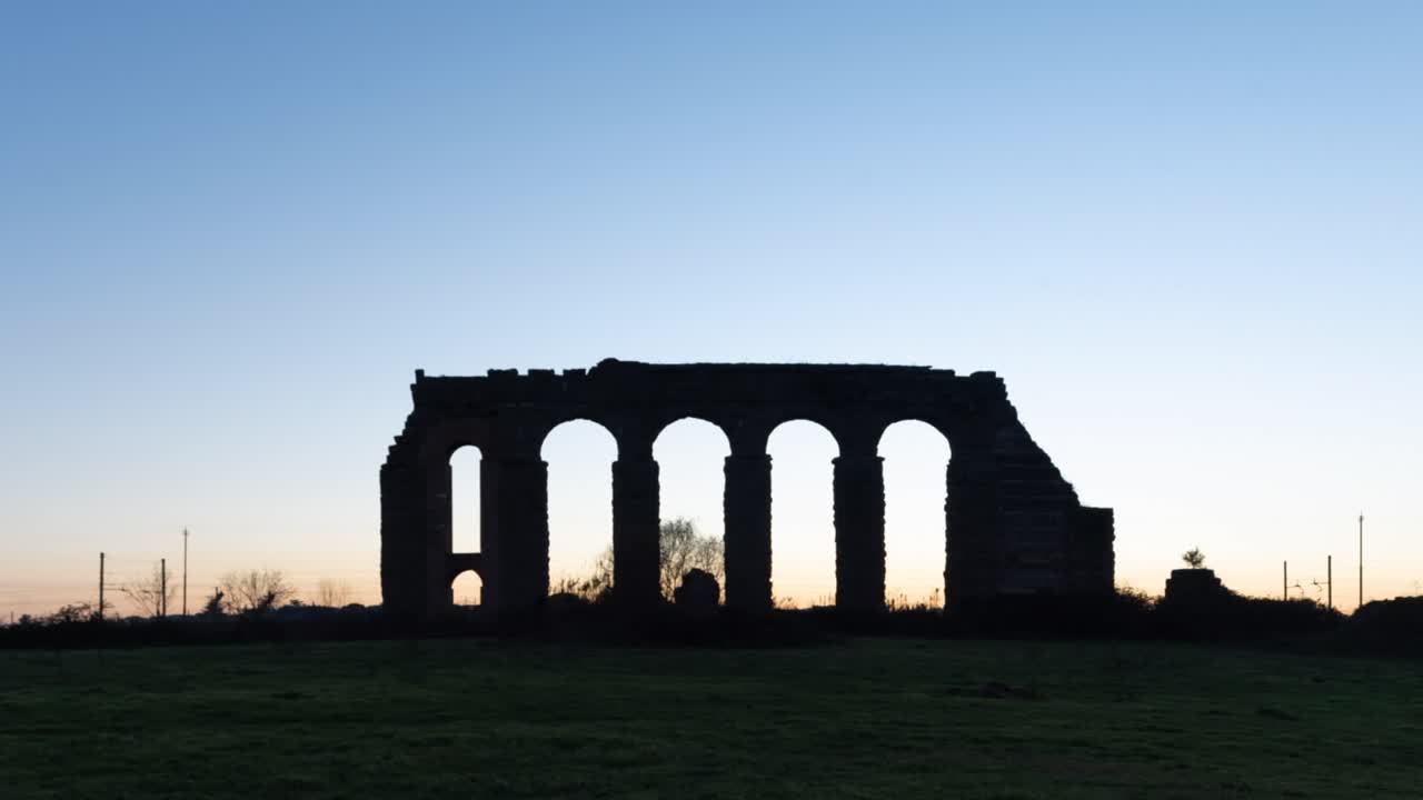 Accéléré nuit-jour : Ruines d'un ancien aqueduc sur la Voie Appienne, Rome, Italie.