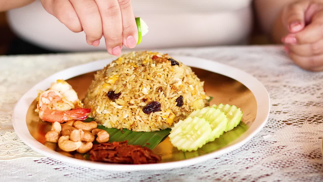 파인애플 구운  요리 위에 라임을 러