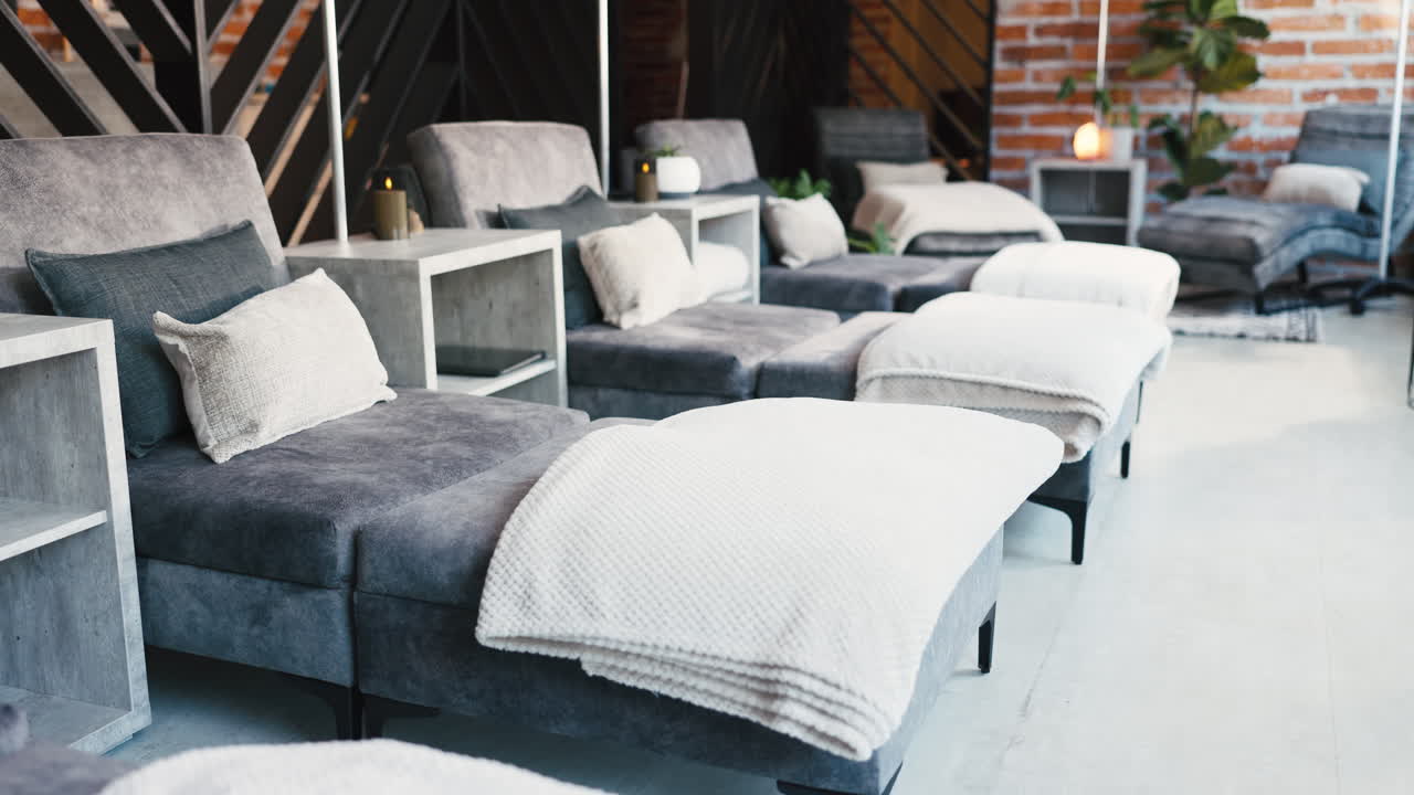 Moderna sala relax in una spa con comode sedute lounge
