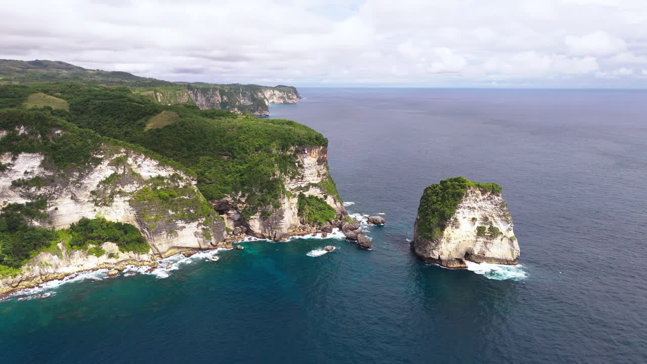 ภาพทิวทัศน์ของเกาะเปอนีด้าใต้ ประเทศอินโดนีเซีย