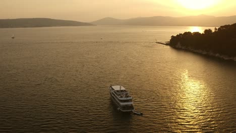 yate en el mar, la naturaleza y la puesta de sol