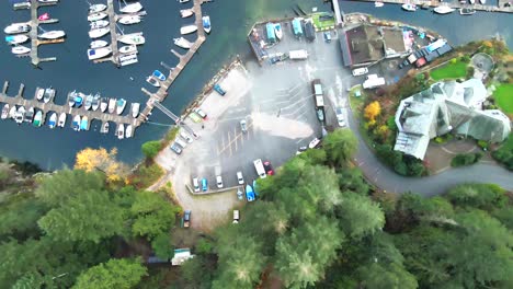 toma cenital de lanchas, yates y veleros amarrando en deep cove marina en el brazo indio en deep cove north vancouver