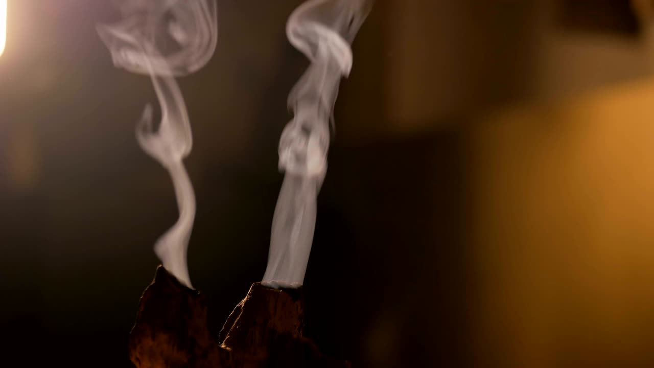 palito de incienso ardiendo con humo