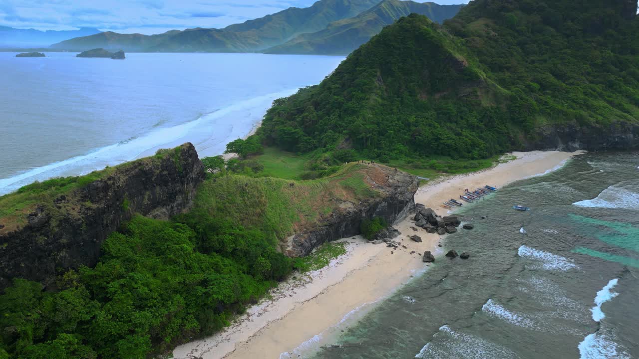 필리핀 다키트 해변에 있는 카포네스 섬의 산맥 위에서 드론으로 촬영된 사진입니다.