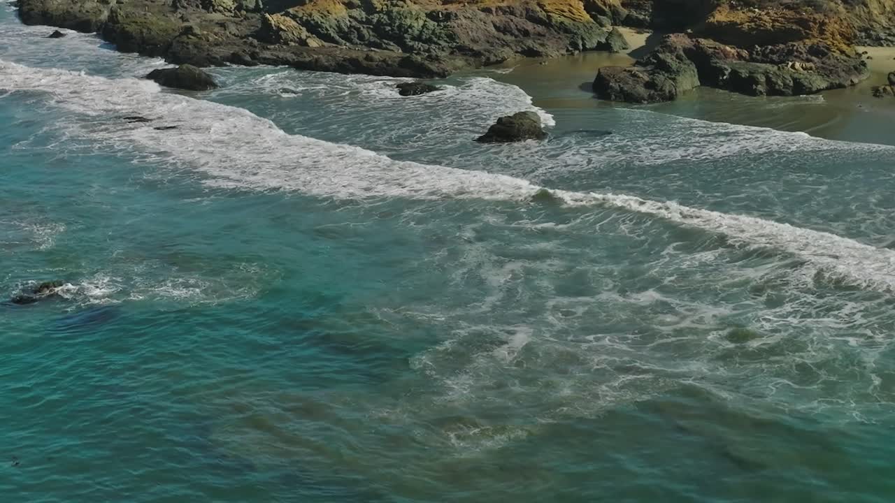 Onde che si infrangono sulla riva in una veduta aerea sulla costa della California