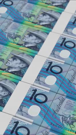 vídeo vertical de billetes de 10 dólares australianos impresos por una prensa de dinero