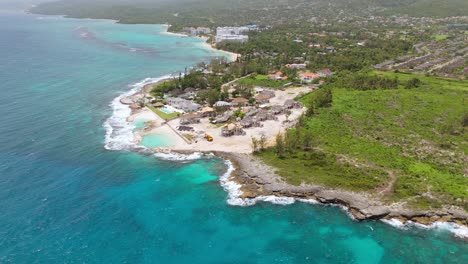 huts in jamaica on the cliff edge
