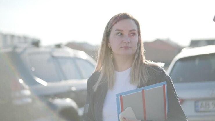 Responsabile del servizio auto che cammina per l'ufficio.