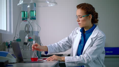 Química-Femenina-En-El-Laboratorio.-Investigación-Química.-Mujer-Química-Haciendo-Investigación-Química