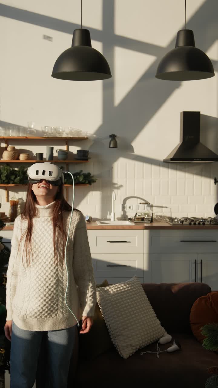 Donna che sperimenta la realtà virtuale in una accogliente cucina natalizia