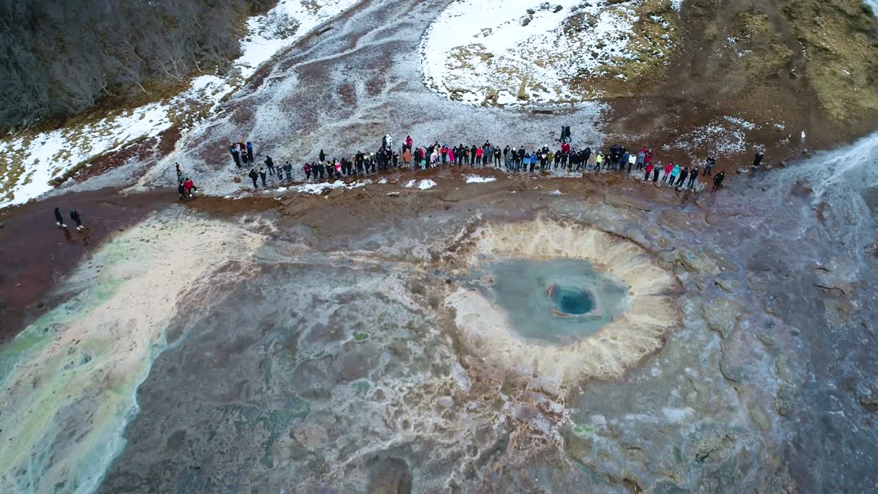 아이슬란드의 게이시르 온천에 있는 스트로쿠르 게이저 (strokkur geyser)