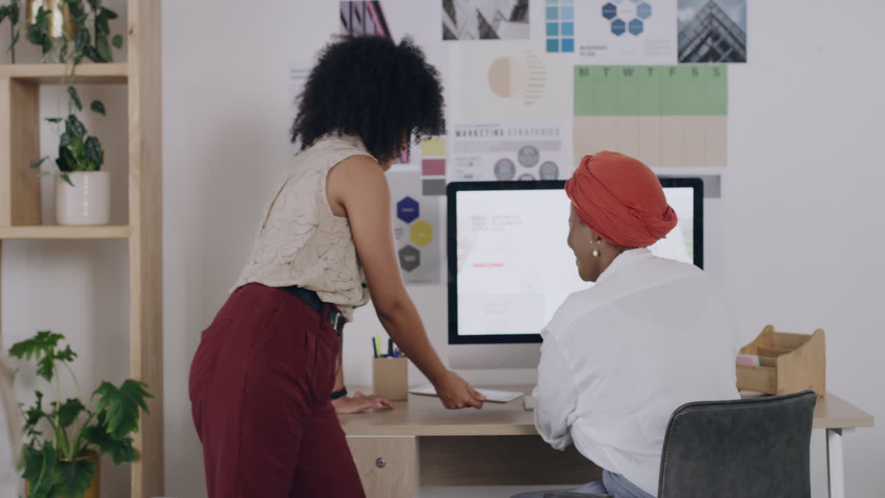 equipo de diseño diverso trabajando juntos en un proyecto