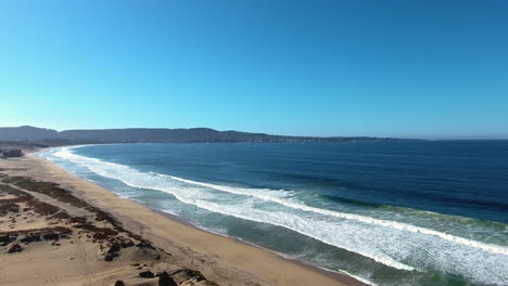 Vista-Aérea-De-Drones-De-La-Ciudad-De-Arena-Y-Monterey-California-Con-El-Océano-Filmado-En-4k-De-Alta-Resolución