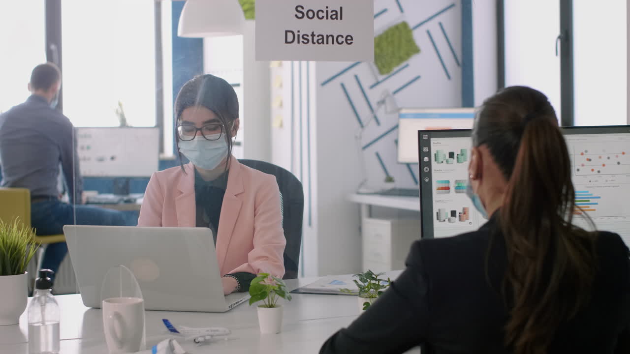 노트북 컴퓨터 디스플레이 를 바라보는 사업가 의 초상화