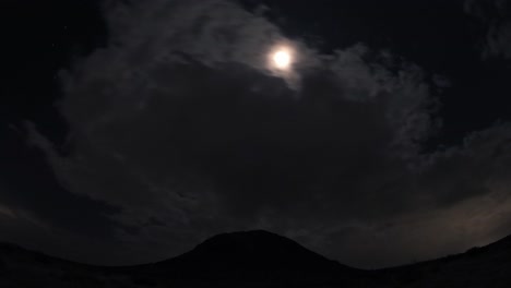 Timelapse-Nocturno-De-La-Luna-Y-Las-Nubes-En-El-Desierto-De-Mojave-Sobre-La-Montaña-De-La-Silueta