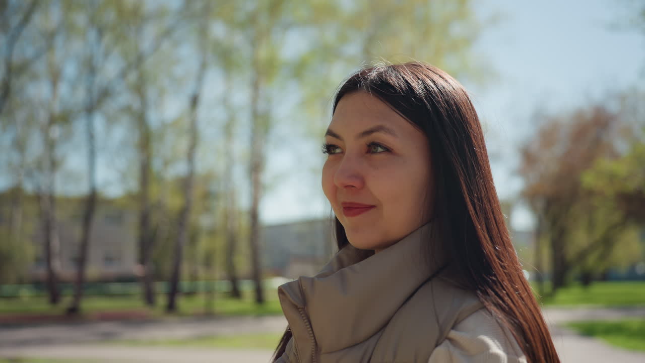 자신감 넘치는 여성이 야외에서 미소 짓고 있는 모습, 쾌활한 프로 여성의 즐거운 봄 풍경, 봄철 활기찬 야외 공원 환경에서 자신감을 발산하는 쾌활한 여성 사업가