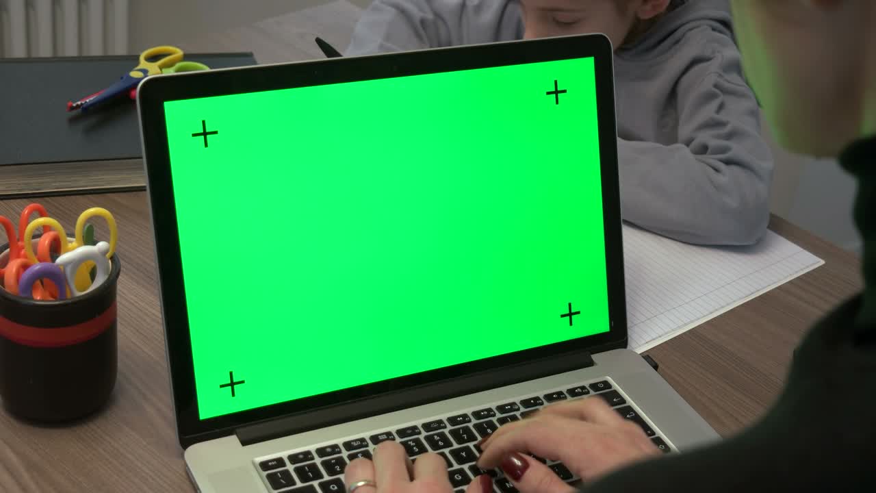 pantalla verde en la computadora portátil para internet y el sitio web