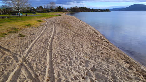 huellas de coches en la arena de la playa