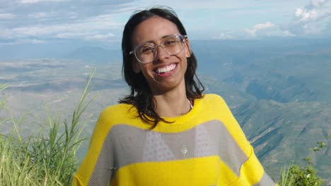 mujer sonriente latina feliz en el paisaje