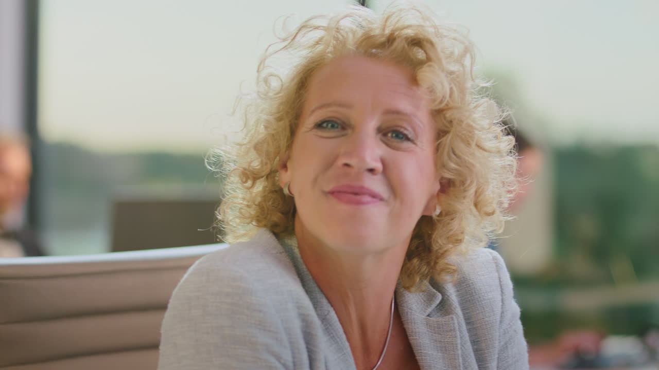 사무실에서 웃는 사업가