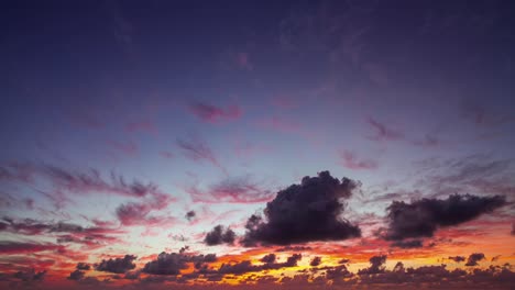 asombroso deslizamiento de tiempo nublado del amanecer