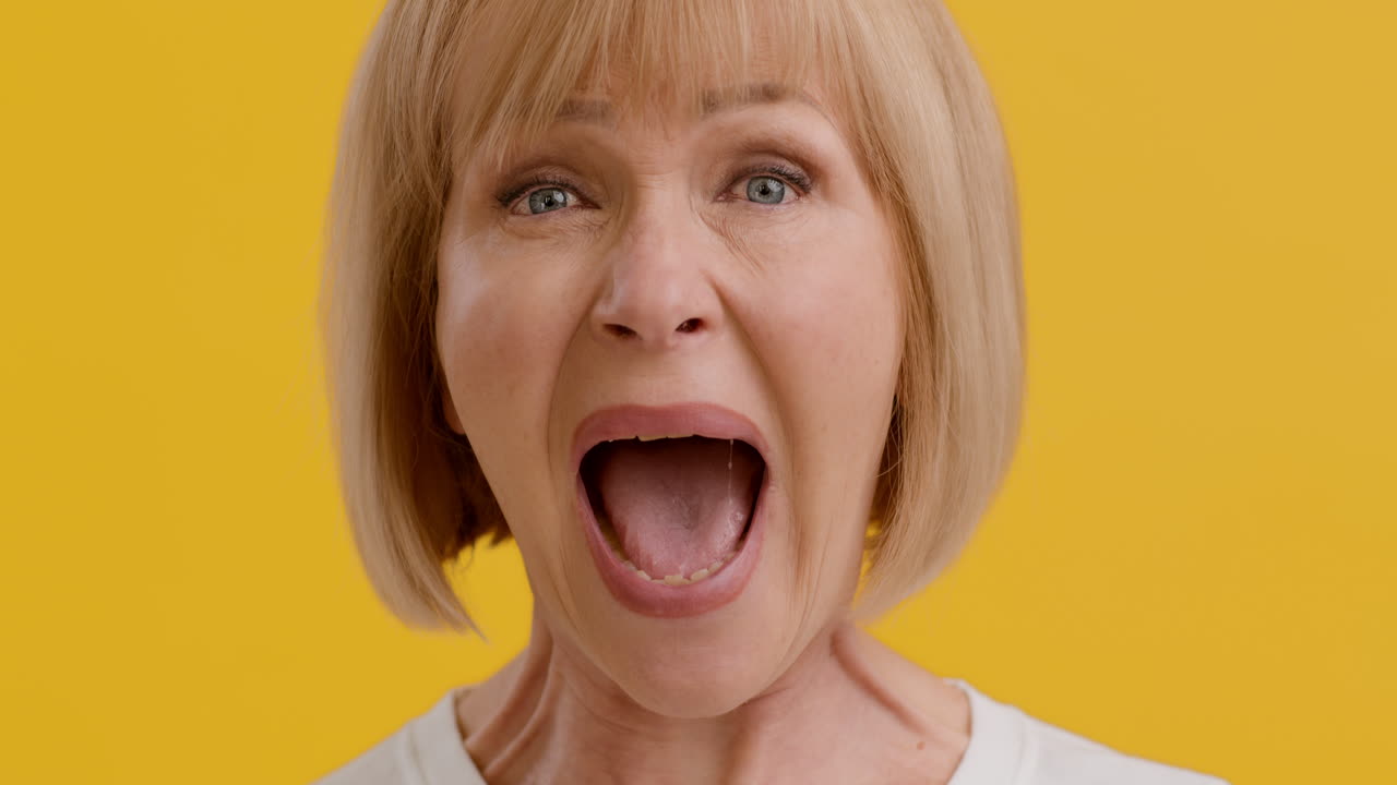 mujer senior sorprendida