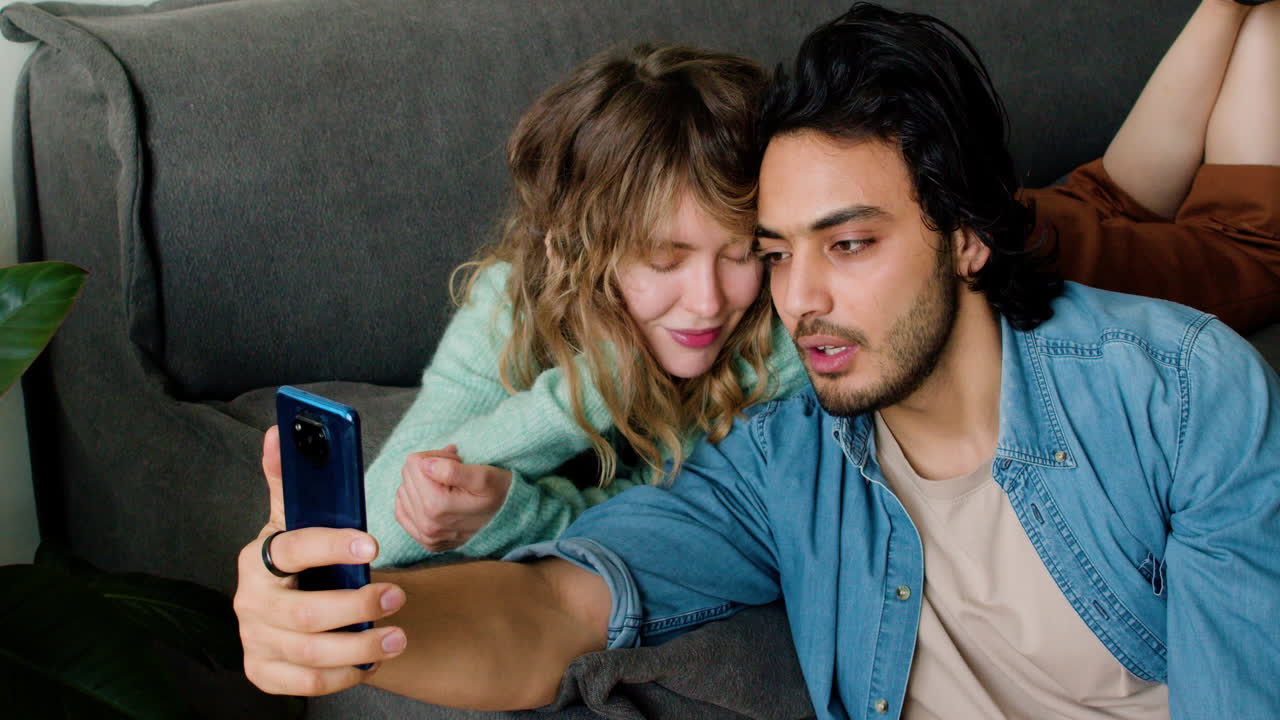 hombre y mujer con smartphone