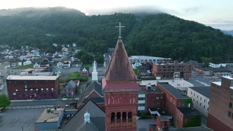 Campanario-De-La-Iglesia-órbita-Aérea,-Estableciendo-Toma-De-Johnstown-Pennsylvania