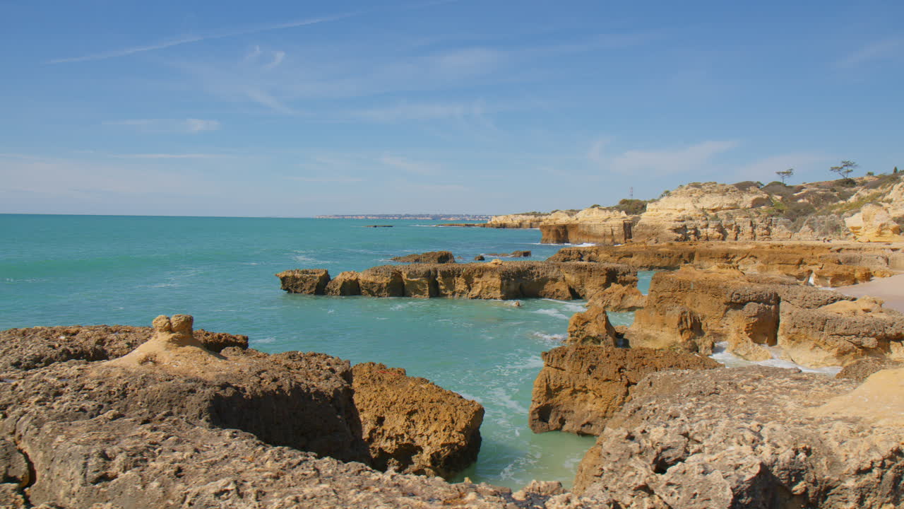 Agua de Mar Turquesa y Acantilados en el Algarve, Portugal - toma de dron.