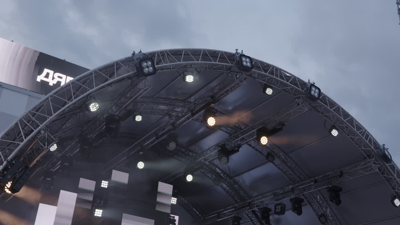 estructura del escenario con luces